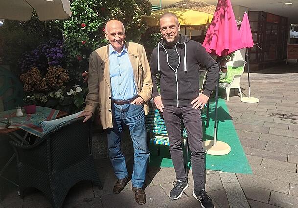 Der Meisterlöwe in seinem Lieblingsgscafé: Peter Grosser und Autor Florian Kinast bei ihrem letzten Treffen im Asamhof. Foto: oh Der Meisterlöwe in seinem Lieblingsgscafé: Peter Grosser und Autor Florian Kinast bei ihrem letzten Treffen im Asamhof. Foto: oh