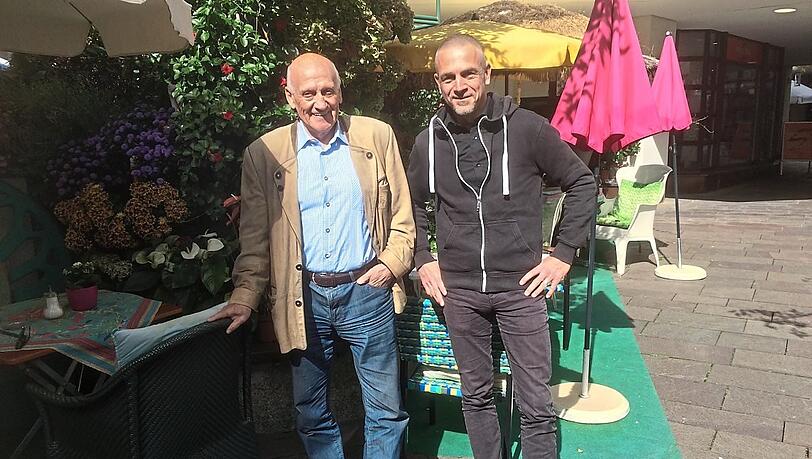 Der Meisterlöwe in seinem Lieblingsgscafé: Peter Grosser und Autor Florian Kinast bei ihrem letzten Treffen im Asamhof. Foto: oh Der Meisterlöwe in seinem Lieblingsgscafé: Peter Grosser und Autor Florian Kinast bei ihrem letzten Treffen im Asamhof. Foto: oh