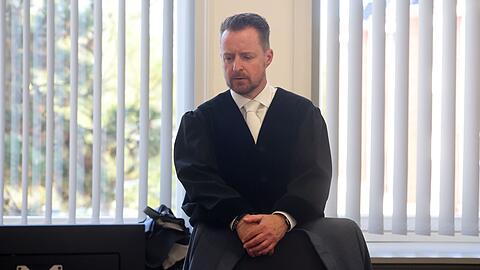 Oberstaatsanwalt Harald Nowack von der Staatsanwaltschaft Rostock. Sie wirft der Angeklagten Mord aus Heimt&uuml;cke und niedrigen Beweggr&uuml;nden vor.