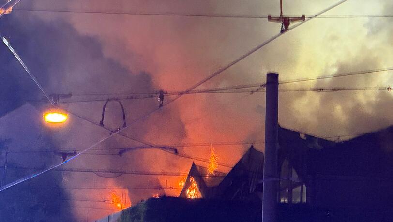 Das Dach der Halle stand in der Nacht komplett in Flammen.