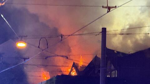 Das Dach der Halle stand in der Nacht komplett in Flammen.