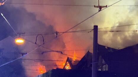 Das Dach der Halle stand in der Nacht komplett in Flammen.