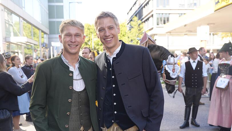 Oberbürgermeister Dominik Krause (Grüne, r.) mit seinem Verlobten Sebastian Müller beim Einzug der Wiesnwirte. Oberbürgermeister Dominik Krause (Grüne, r.) mit seinem Verlobten Sebastian Müller beim Einzug der Wiesnwirte.