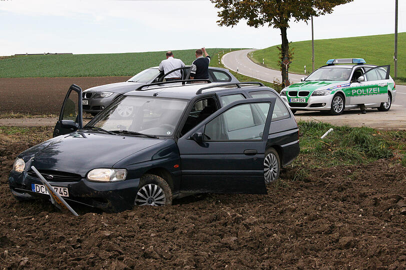 Nach der Verfolgungsjagd flüchten die Täter zu Fuß. Die Polizei bittet um Mithilfe.