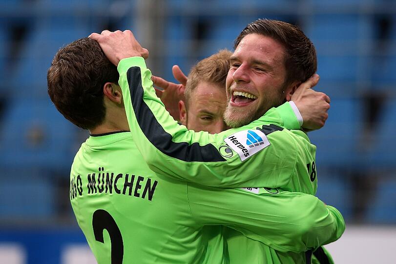 Dominik Stahl: Note 2. Gibt's doch gar nicht. Schon wieder Stahl. Schon wieder das 1:0. Dieses Mal mit Köpfchen. Egal. Die Löwen freut's.