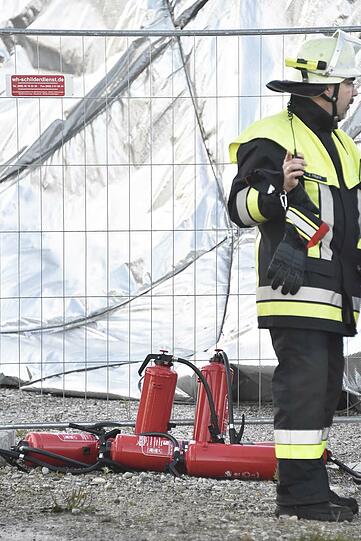Nach dem Brand in einem Wohnabteil kollabierte die Traglufthalle.