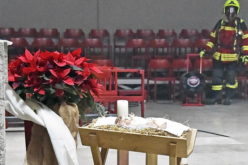 Der Christbaum in der Kirche fing Feuer und griff auf die danebenstehende Krippe über. Die Feuerwehr konnte den Brand allerdings schnell löschen.