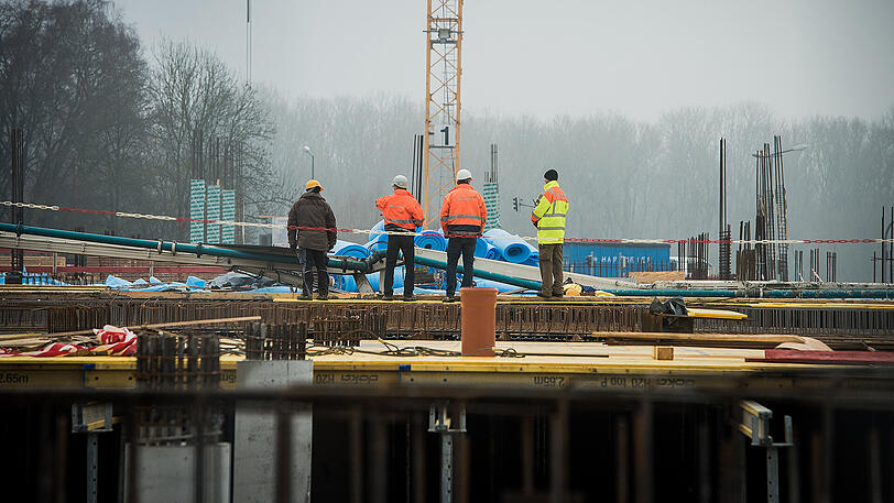 Am Donnerstagvormittag stürzte auf einer Baustelle in Freising eine Betonpumpe auf zwei Arbeiter - sie starben noch vor Ort.