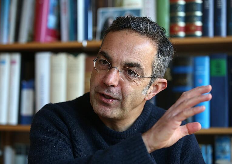 Navid Kermani, Schriftsteller und Orientalist, in seinem Büro.