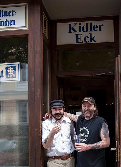 Buchautor und Kneipentester Max Bildhauer (links) mit Chappy, dem Wirt vom &bdquo;Kidler Eck&ldquo;.