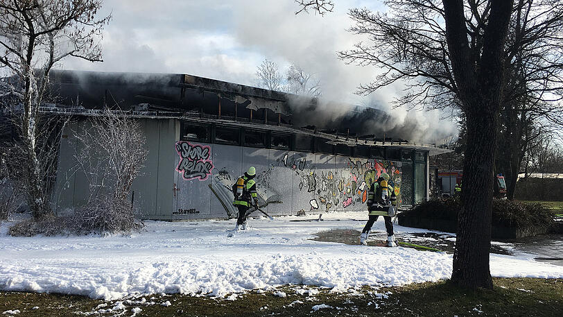 Der abgebrannte Kulturpavillon: Die Feuerwehr hatte die Flammen schnell unter Kontrolle.
