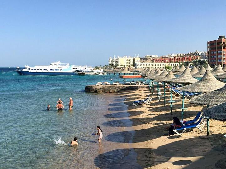 Eine Reisewarnung für das Land gilt noch, aber Touristen dürfen wieder einen Strand-Urlaub in Ägypten verbringen.