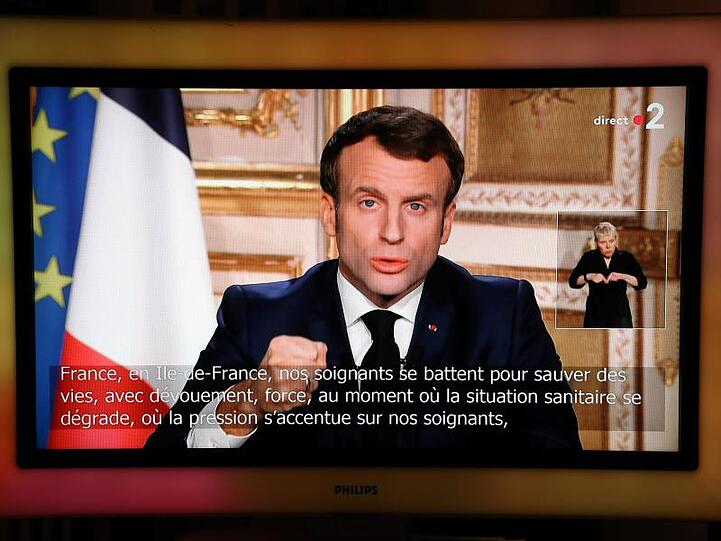 Frankreichs Präsident Emmanuel Macron hält im Fernsehen eine Ansprache: "Der Feind ist da, unsichtbar - und er rückt vor.".