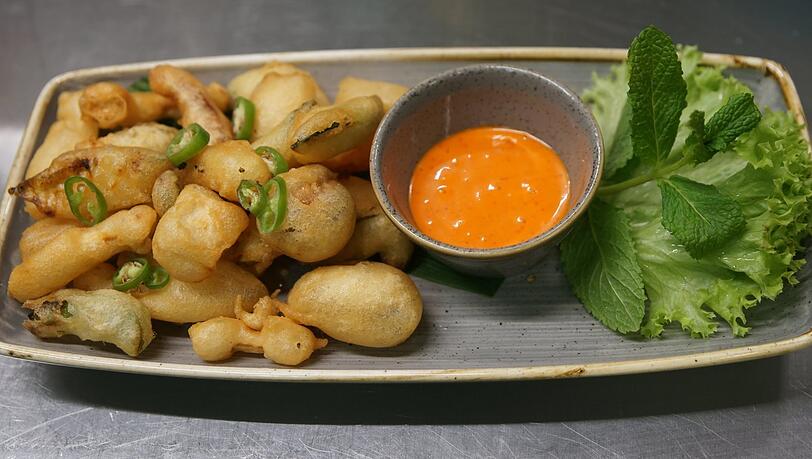 Zweiter Gang: Pho-Suppen-Dumplings gefüllt mit Rinderbrühe und Rind. Zweiter Gang: Pho-Suppen-Dumplings gefüllt mit Rinderbrühe und Rind.