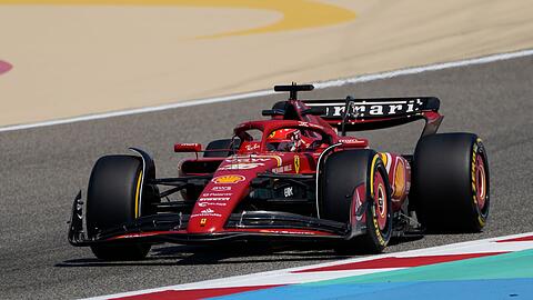 Ferrari-Pilot Charles Leclerc war in Kurve elf über den Randstein hinaus gefahren und hatte dabei offensichtlich die Abdeckung gelockert.