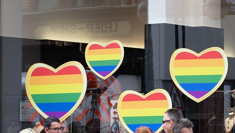 Viele Geschäfte und Unternehmen schmücken sich während des Pride Month mit Regenbogen-Flaggen.