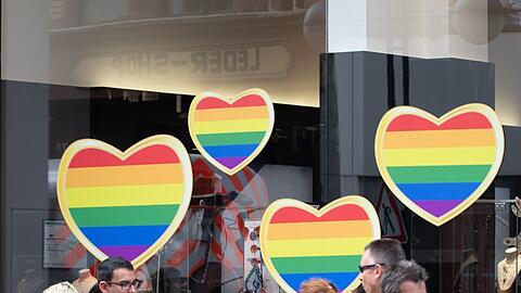 Viele Geschäfte und Unternehmen schmücken sich während des Pride Month mit Regenbogen-Flaggen.