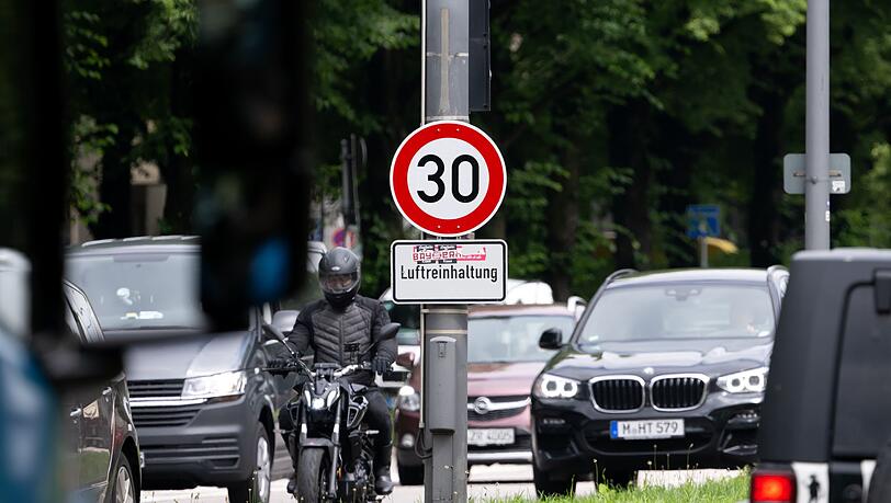 Auf dem Mittleren Ring sollen die Tempo-30-Schilder nun abmontiert werden. (Archivbild)