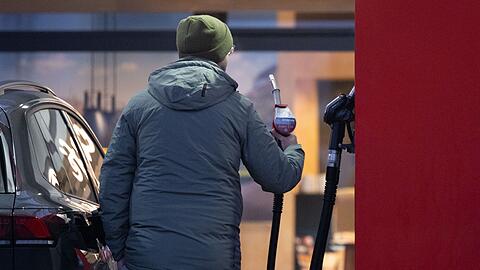 Die Preise an der Tankstelle steigen.
