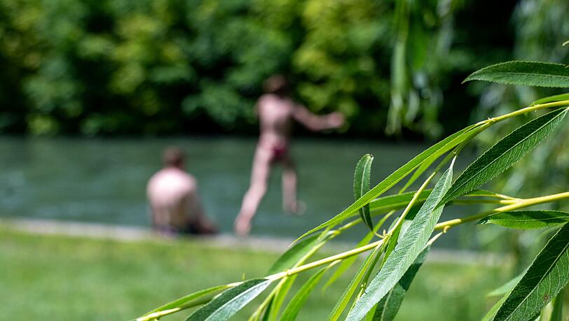 Der Eisbach ist der perfekte Ort in M&uuml;nchen zum Abk&uuml;hlen &ndash; das dachte sich auch dieses bekannte P&auml;rchen. (Symbolbild)