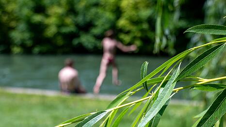 Der Eisbach ist der perfekte Ort in M&uuml;nchen zum Abk&uuml;hlen &ndash; das dachte sich auch dieses bekannte P&auml;rchen. (Symbolbild)
