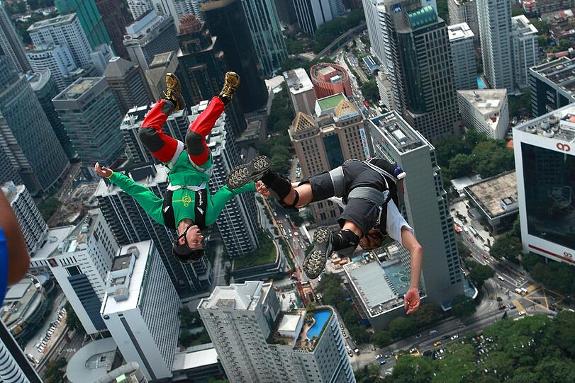Bilder vom Base-Jumping-Treffen in Kuala Lumpur. Da wird's einem beim Hinschauen schlecht.