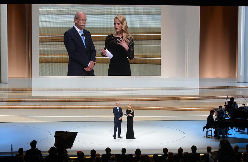 Dieter Zetsche und Moderatorin Judith Rakers auf der Bühne.