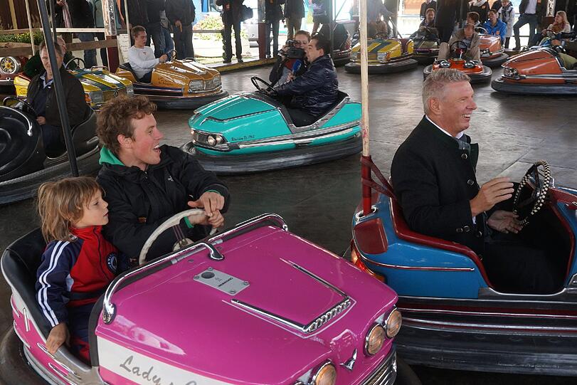Dieter Reiter (rechts) gefällt die im Holzpfosten Autoscooter.