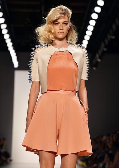 Die Kreationen von Marina Hoermanseder auf der Fashion Week in Berlin.