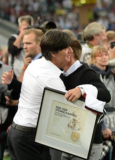 Von Bundestrainer Joachim Löw gab es für den langjährigen Nationalspieler eine feste Umarmung.