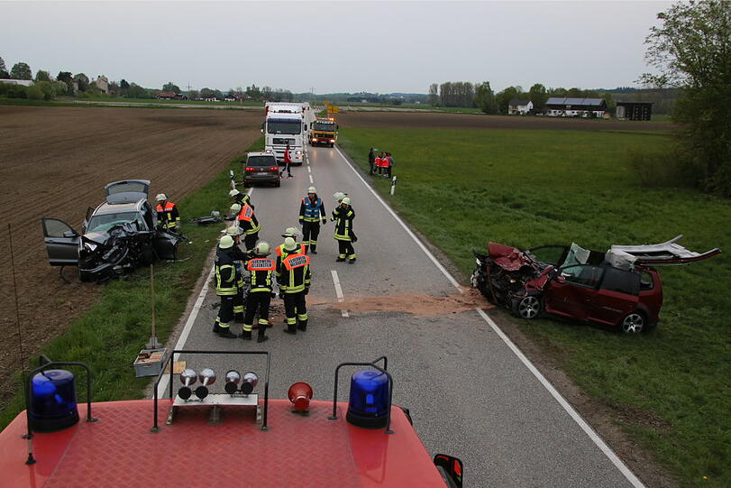 Eine 18-jährige Fahranfängerin kam mit ihrem Auto auf die Gegenfahrbahn und prallte frontal mit einem entgegenkommenden BMW zusammen.