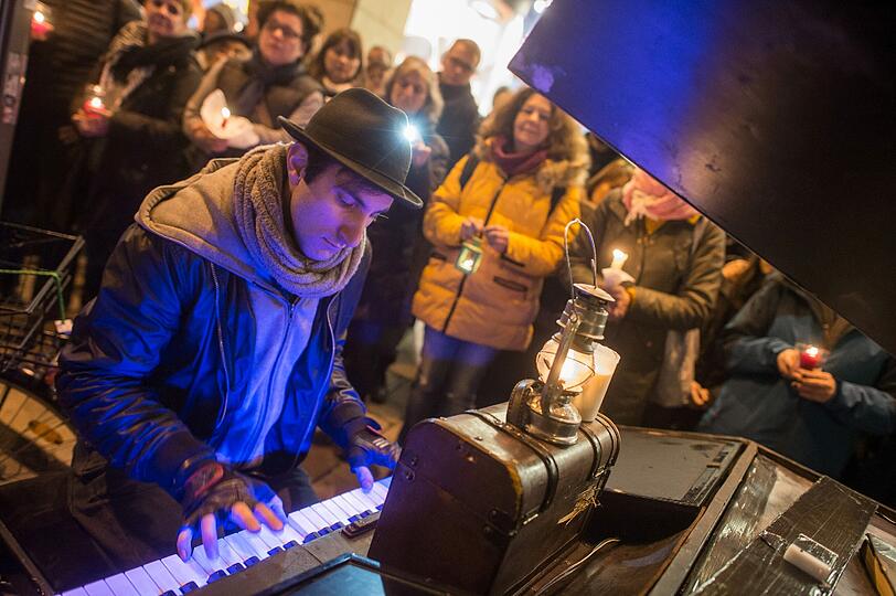 Pianist Davide Martello gab den Startschuss und spielte John Lennons "Imagine"