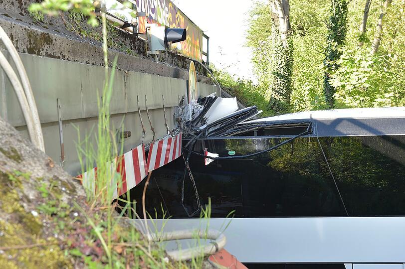 Der Doppeldeckerbus blieb in der Unterführung stecken.