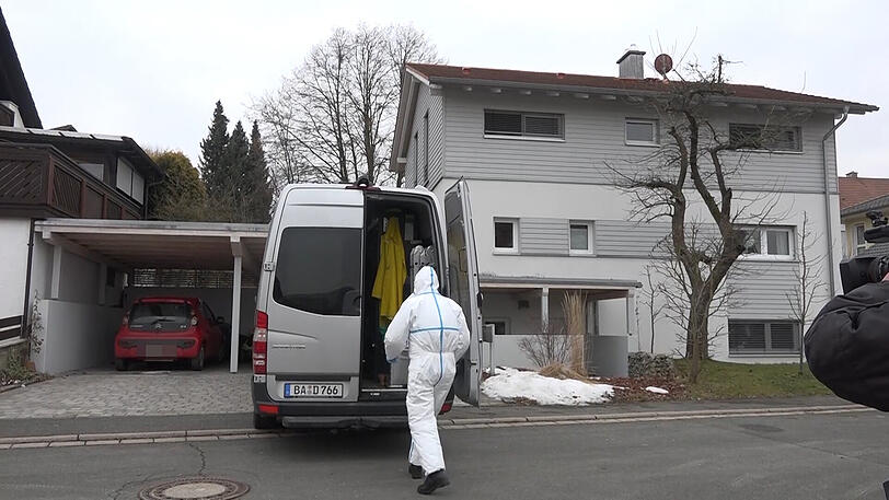 Am Dienstag entdeckte die Polizei drei Leichen in einer verrauchten Wohnung in Kirchehrenbach (Lkr. Forchheim) in Oberfranken. Die Bilder vom Großeinsatz.