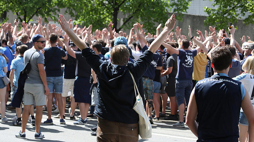 Die Löwen-Anhänger vor dem Derby auf dem Weg ins Grünwalder Stadion. Im Schlepptau: Reichlich Polizei. Die Bilder vom Sonntagmittag.