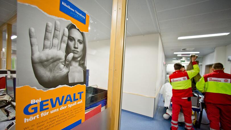 Ein Plakat mit der Aufschrift "Bei Gewalt hört für uns der Spaß auf" hängt in der Notaufnahme im Klinikum Nürnberg.