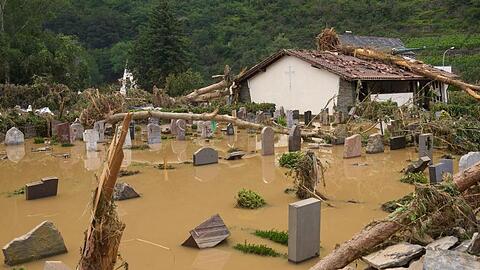 Der Friedhof in Altenahr ist vom Hochwasser überflutet.