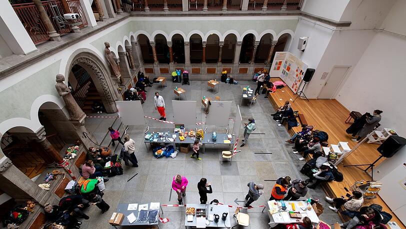 Auch im Luisengymnasium werden derzeit Flüchtlinge untergebracht. Auch im Luisengymnasium werden derzeit Flüchtlinge untergebracht.