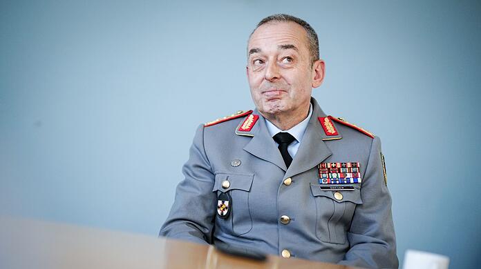 Carsten Breuer, Generalinspekteur der Bundeswehr, spricht im Verteidigungsministerium in einem Interview mit einem Journalisten der Deutschen Presse-Agentur.