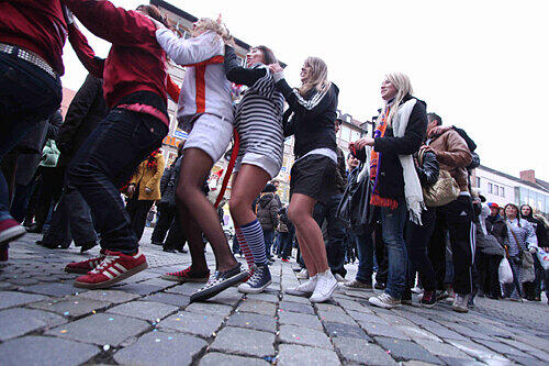 2621 ausgelassene Narren beteiligten sich an der größten Polonaise der Welt durch die Karolinenstraße.