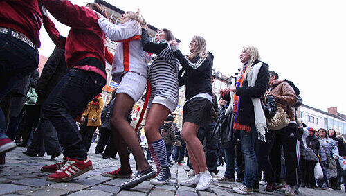 2621 ausgelassene Narren beteiligten sich an der größten Polonaise der Welt durch die Karolinenstraße. 2621 ausgelassene Narren beteiligten sich an der größten Polonaise der Welt durch die Karolinenstraße.