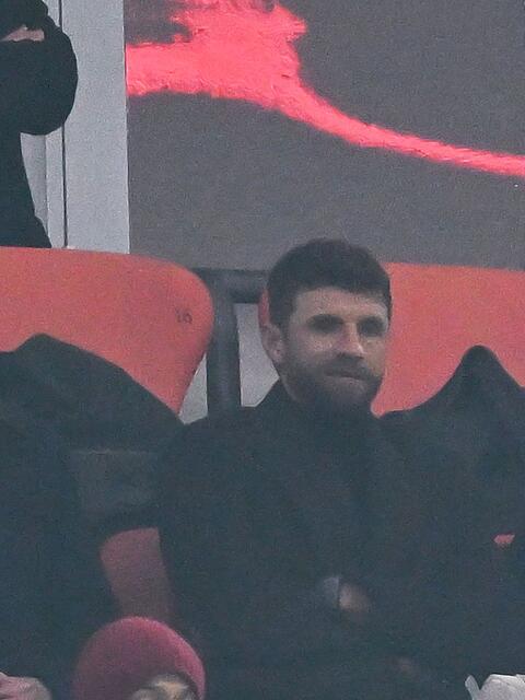 M&uuml;ller (m) sieht die Bayern-M&uuml;hen beim 2:2 gegen Mainz.