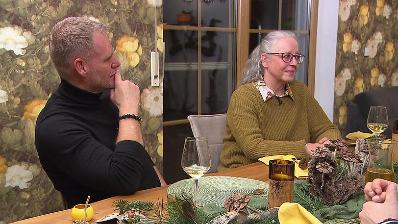 Das Jagdhausambiente von Lenas Wohnzimmer gefällt Michael und Gudrun (rechts). Das Jagdhausambiente von Lenas Wohnzimmer gefällt Michael und Gudrun (rechts).