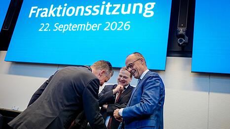 Der Kanzler kam gut gelaunt in die Sitzung der Bundestagsfraktion und wurde vom Vorsitzenden freundlich begr&uuml;&szlig;t.