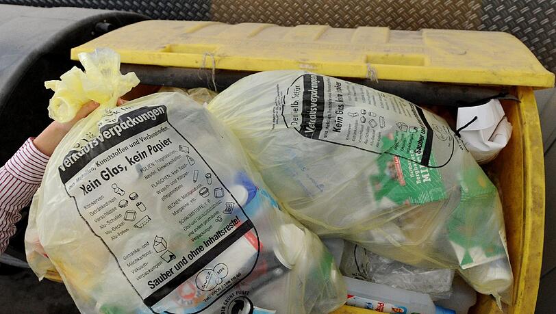 Mancherorts landet der Plastikmüll in gelben Säcken. In München können die Menschen ihn an knapp 1000 Wertstoffinseln loswerden. Mancherorts landet der Plastikmüll in gelben Säcken. In München können die Menschen ihn an knapp 1000 Wertstoffinseln loswerden.