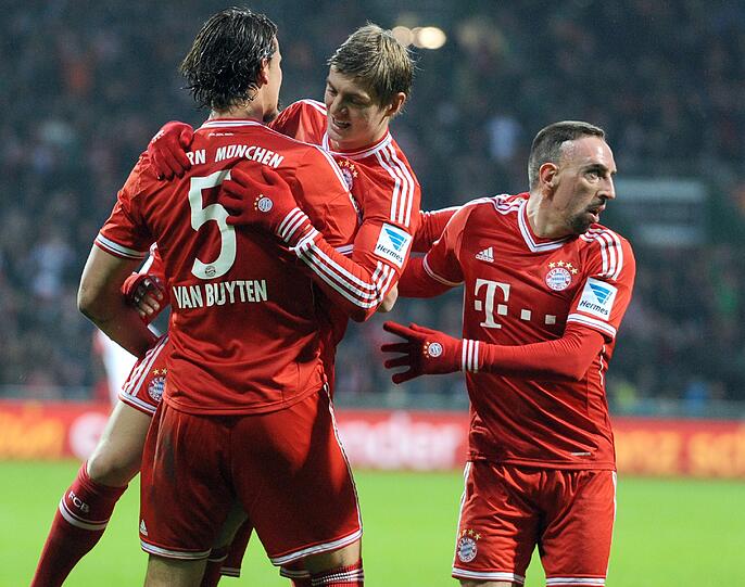Torjubel gegen Werder Bremen: Franck Ribery und Toni Kroos (M.) vom FC Bayern München feiern mit dem Torschützen zum 2:0, Daniel Van Buyten (l.). Hier gibt's die Einzelkritik...