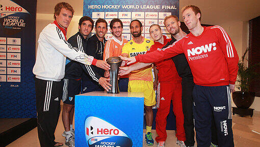 Die Mannschaftskapitäne im Vorfeld der Hockey World League in Neu Delhi mit dem Objekt der Begierde! Ganz Links im Bild: Deutschlands Spielführer Oliver Korn. Die Mannschaftskapitäne im Vorfeld der Hockey World League in Neu Delhi mit dem Objekt der Begierde! Ganz Links im Bild: Deutschlands Spielführer Oliver Korn.