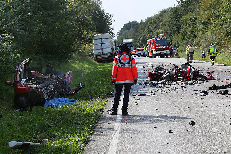 Weitere Bilder vom Verkehrsunfall auf der B12 bei Marktl und Simbach.
