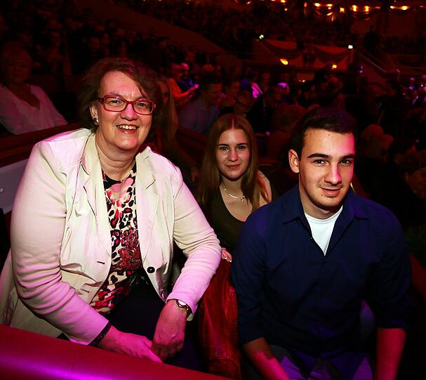 Christne Strobl mit ihren Kindern Maria und Michael.
