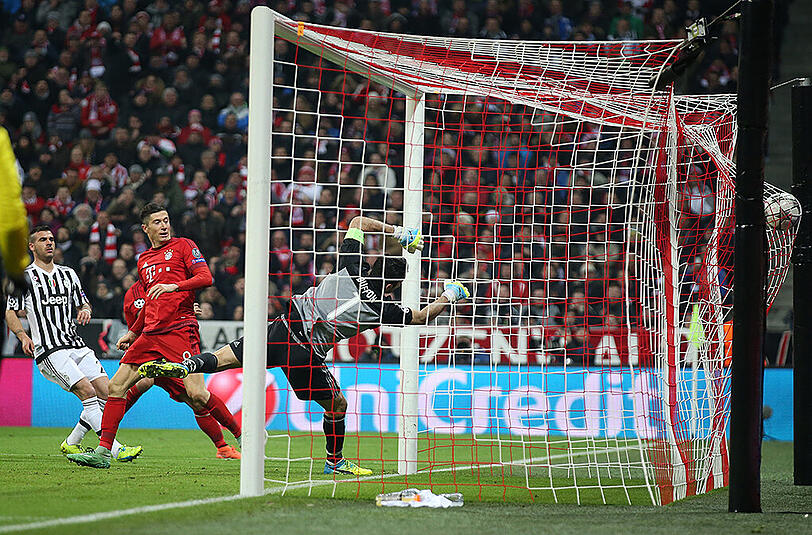 So erzielte Bayern-Torjäger Robert Lewandowski den 1:2-Anschlusstreffer gegen Juventus Turin und Keeper Gianluigi Buffon.